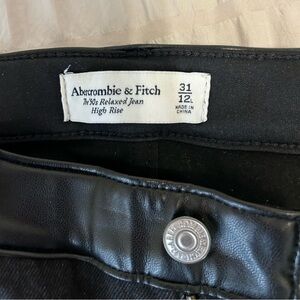 A&F 90s RELAXED HIGH RISE JEANS